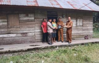 Kakek 101 Tahun Sebatang Kara Mbah Karma Dibantu Baznas Kuansing Paket Sembako