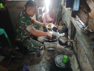 Babinsa Masuk Dapur Sambangi Warga Miskin di Kelurahan Simpang Empat Pekanbaru