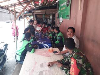 Komsos Terkait Pancasila, Personel Koramil 02/Kota Datangi Warga di Sumahilang Pekanbaru