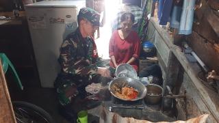 Sartini Warga Pekanbaru Kecipratan Program Babinsa Masuk Dapur