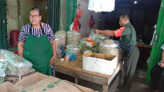 Babinsa Masuk Dapur Sambangi Warga Miskin di Kelurahan Kota Baru Pekanbaru
