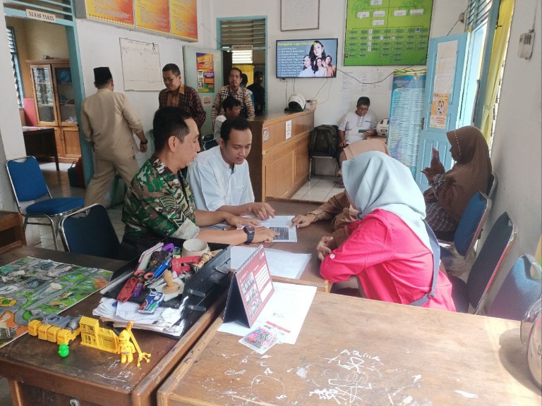 Babinsa Koramil/Kota Sosialisasi Komcad di Kantor Lurah Tanah Datar