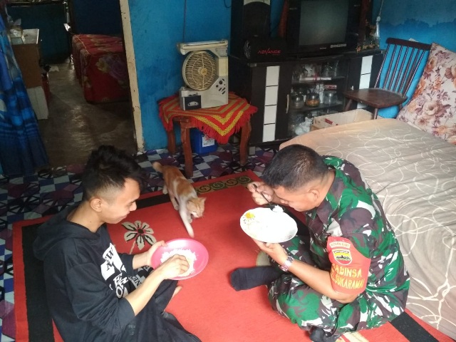 Babinsa Masuk Dapur Sambangi Pedagang Kerupuk di Jalan Kopi