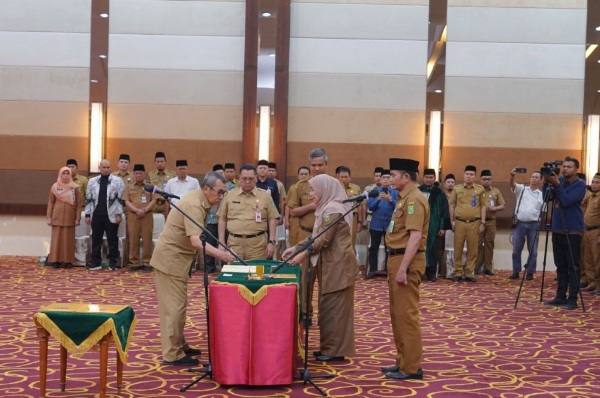 Gubri Syamsuar Lantik 188 Kepala Sekolah SMA/SMK dan SLB Negeri, Berikut Daftar Namanya