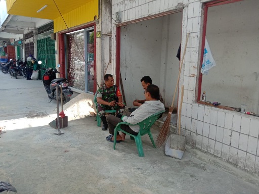 Peduli Lingkungan, Personel Koramil 02/Kota Imbau Warga Buang Sampah Pada Tempatnya