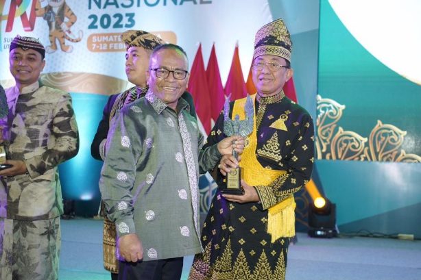 Bupati Inhil Terima Tropi Abyakta Anugerah Kebudayaan PWI Pada HPN 2023