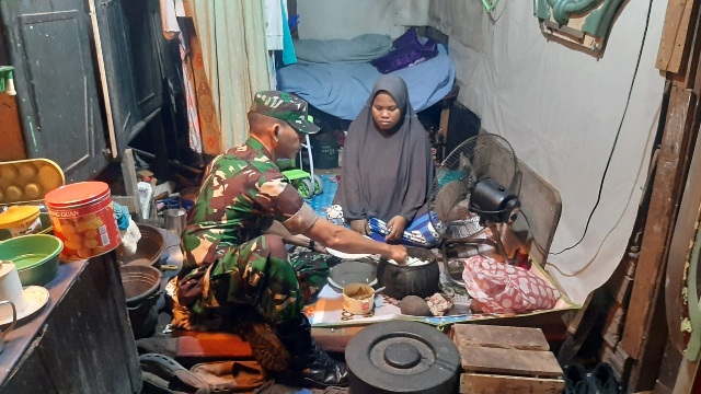 Giat Babinsa Masuk Dapur Sasar Buruh Cuci di Kelurahan Sumahilang Pekanbaru