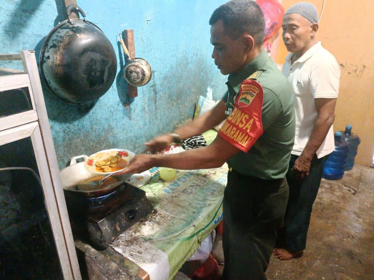 Buruh Bangunan Disambangi Babinsa Sukaramai Pekanbaru