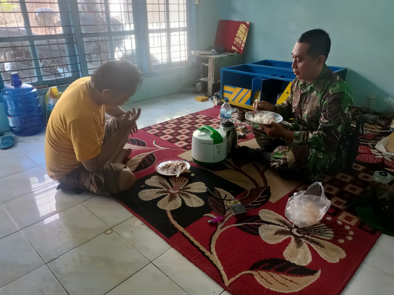 Pastikan Warga Miskin Tak Kekurangan Makan, Babinsa Turun di Kelurahan Tanah Datar