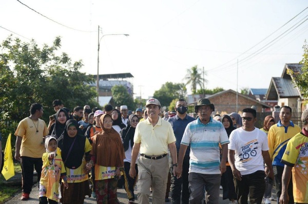 Ribuan Warga Sei Apit Jalan Sehat Bersama Gubri Syamsuar
