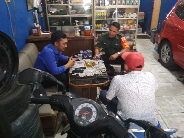 Berikan Arahan, Babinsa Koramil 02/Kota Imbau Pekerja Jaga Keselamatan