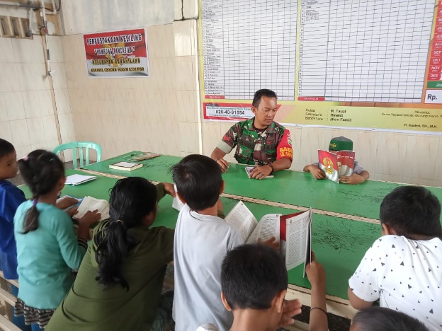 Bawa 100 Buku, Babinsa Koramil 02 Buka Perpustakaan Keliling di Kampung Pancasila