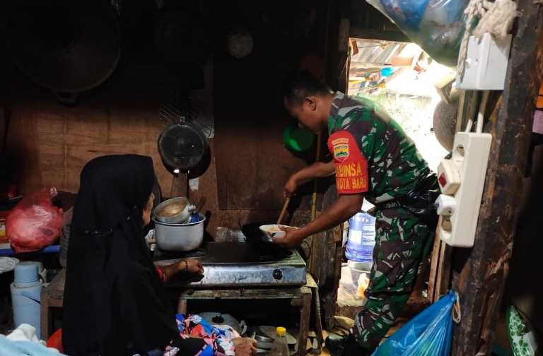 Pastikan Warga Tak Kurang Bahan Makanan, Babinsa  Koramil 02 Masuk Dapur