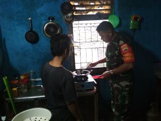 Ringankan Beban Masyarakat Miskin, Babinsa Sukaramai Masak di Dapur