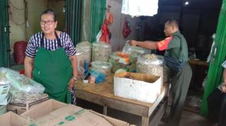 Babinsa Masuk Dapur Sambangi Warga Miskin di Kelurahan Kota Baru Pekanbaru