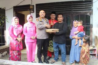 Program Bapak Asuh Anak Stunting Salurkan Paket Bantuan Sembako
