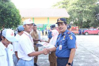 Datangi SMA Olahraga, Kepala Damkar Pekanbaru dan Tim Berikan Edukasi Pencegahan Kebakaran
