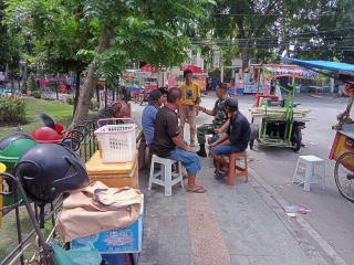 Babinsa Imbau Pedagang RTH Kaca Mayang Pekanbaru Tak Buang Sampah Sembarangan