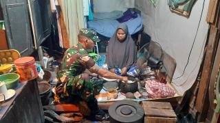 Giat Babinsa Masuk Dapur Sasar Buruh Cuci di Kelurahan Sumahilang Pekanbaru