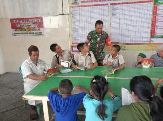 Babinsa Giat Perpustakaan Keliling di Kampung Pancasila Sumahilang