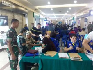 Babinsa Monitoring Giat Vaksinasi Massal di Mall Pekanbaru