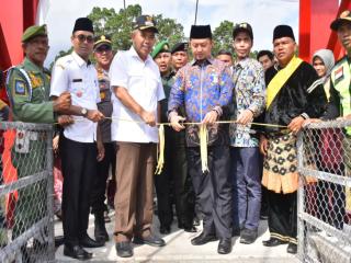 Pj Bupati Kampar Resmikan Jembatan Gantung Duo Suku