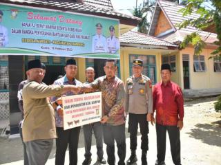 Sekda Kampar Serahkan Bantuan 15 Ekor Sapi Untuk Warga Desa Aur Sati