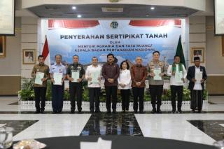 Pemko Pekanbaru Terima Tiga Sertipikat Aset dari BPN