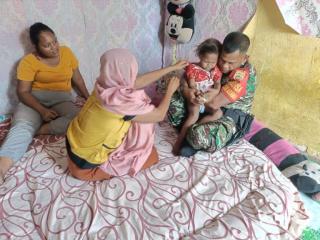 Babinsa Kelurahan Sukaramai Kunjungi Anak Stunting di Wilayah Binaan