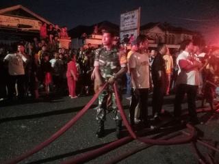 Aksi Heroik Babinsa Koramil 02/Kota Pekanbaru Bantu Padamkan Kobaran Api