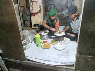 Giat Babinsa Masuk Dapur Sambangi Buruh Pasar di Kelurahan Sukaramai