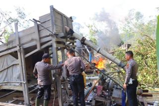 Tertibkan PETI, Kapolres Inhu Turunkan Tim dan Musnahkan 66 Rakit di Peranap