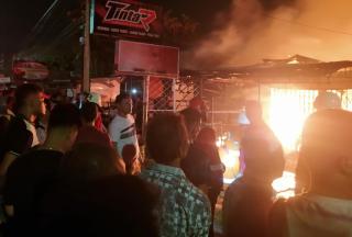 Tim DPKP Pekanbaru Padamkan Kebakaran di Jalan Pangeran Hidayat