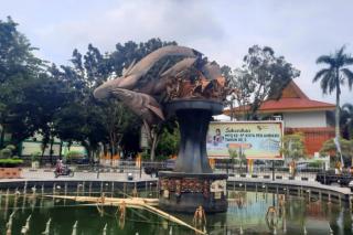 Tugu Ikan Selais Tiba-tiba Patah, Petugas Cek Lokasi
