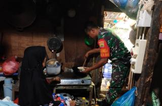Pastikan Warga Tak Kurang Bahan Makanan, Babinsa  Koramil 02 Masuk Dapur