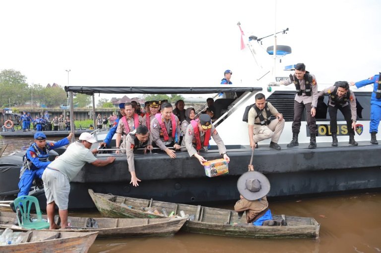 Susuri Sungai Siak, Kapolda Riau dengarkan Langsung Keluhan Nelayan