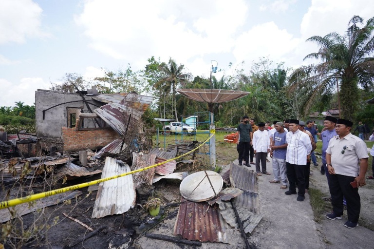 Gubri Syamsuar Melayat ke Rumah Duka Korban Kebakaran di Mempura Siak