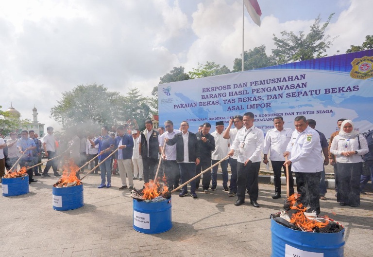 Wagubri Edy Nasution Dampingi Mendag RI Musnahkan 730 Bal Barang Bekas Impor