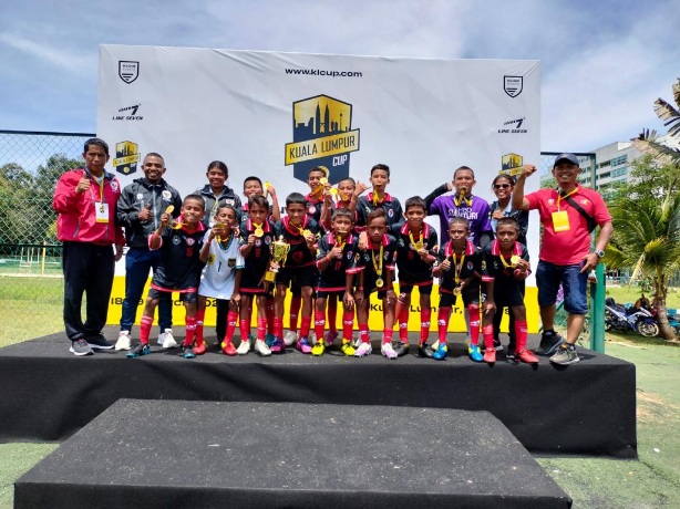 Bikin Bangga Riau, Dheo Bawa Timnas Sepak Bola U-12 Juara di Malaysia