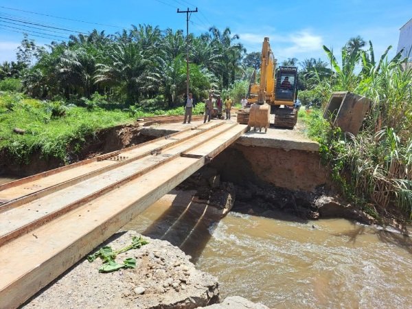 Jalan Putus di Bangun Purba Rohul, Dinas PUPRPKPP Provinsi Riau Bangun Jembatan Darurat