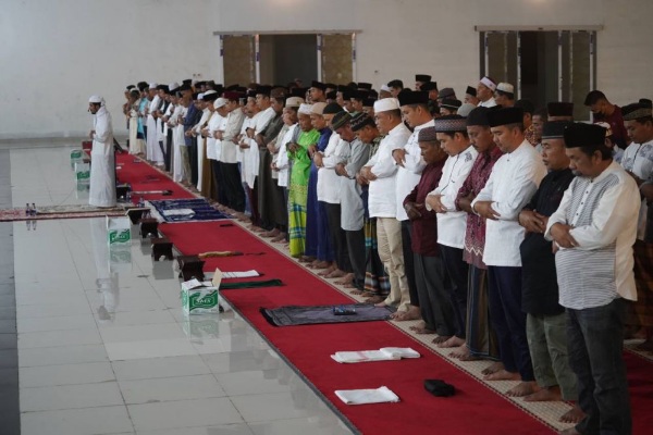 Gubri dan Wagubri Shalat Tarawih di Masjid Raya Nurul Wathan