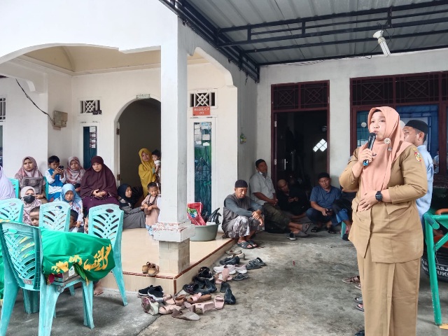 Lurah Sialang Munggu Fitriyati Lepas Jenazah Mantan Ketua RT Iriyanto