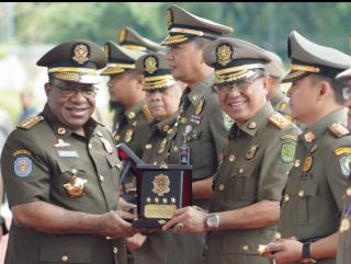 Bupati Wardan Terima Penghargaan Karya Bhakti Peduli Satpol PP dari Kemendagri