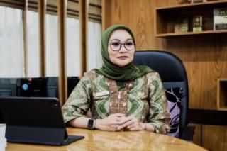 Cegah Kebakaran, Kadis ESDM Riau Evarefita Cek Kabel Listrik Rumah Dinas Gubri