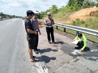 Mengantuk Lewati Tol Pekanbaru-Dumai Supir Tangki Tabrak Truk Tronton