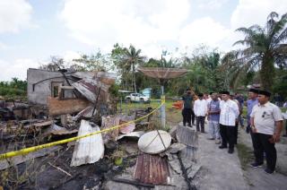 Gubri Syamsuar Melayat ke Rumah Duka Korban Kebakaran di Mempura Siak