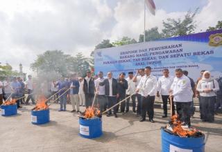 Wagubri Edy Nasution Dampingi Mendag RI Musnahkan 730 Bal Barang Bekas Impor