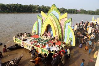 Semarakkan Balimau Kasai, Pj Bupati Kampar Berhilir dari Tepian Sungai Langgini dan Finish Ke Dermaga Desa Batu Belah