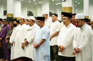 Gubernur dan Wagub Riau Salat Tarawih Pertama di Masjid Raya Annur Pekanbaru