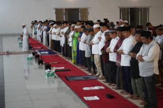 Gubri dan Wagubri Shalat Tarawih di Masjid Raya Nurul Wathan